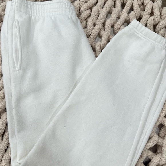 Aritzia TNA White sweatpants - Picture 3 of 4
